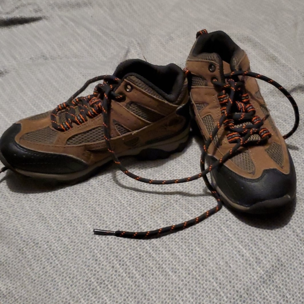 Boys tie boots